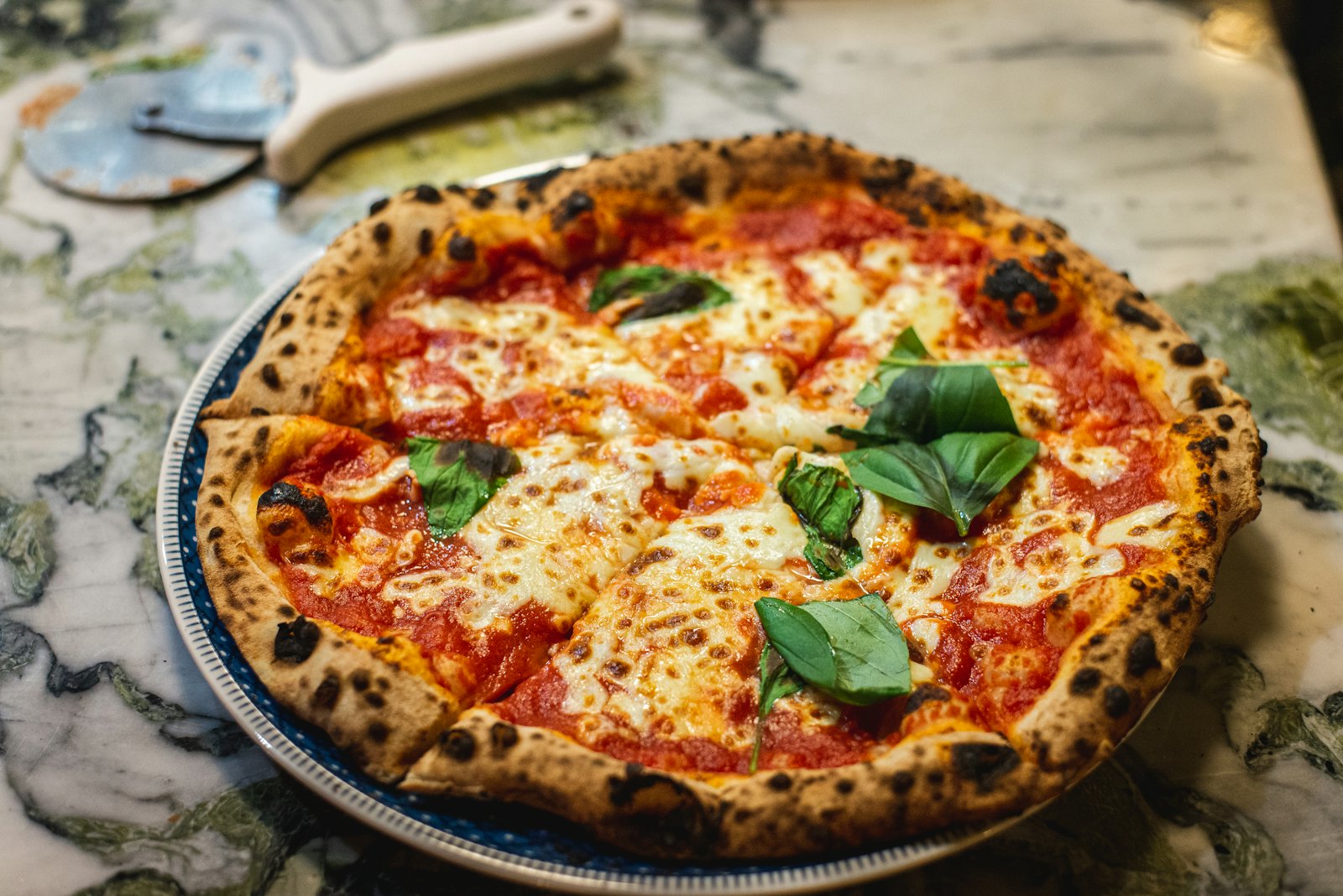 Pizza margherita com manjericão fresco e borda tostada